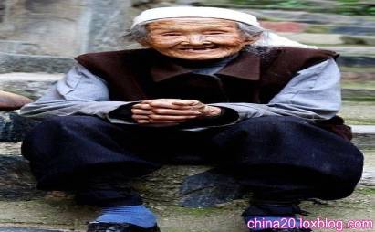 یک زن چینی رکورد دار  کوچک ترین پا در دنیا می باشد.